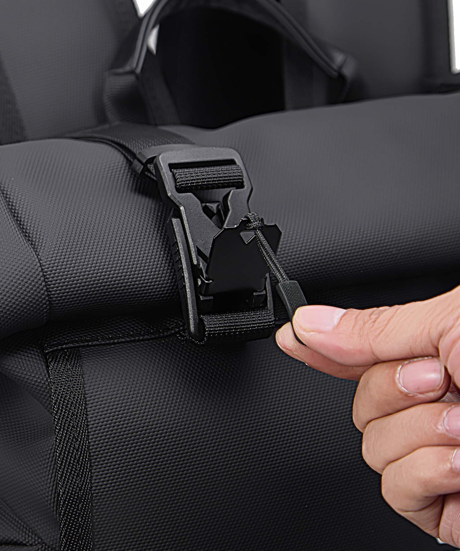 Magnetic Fidlock V-Buckle closeup